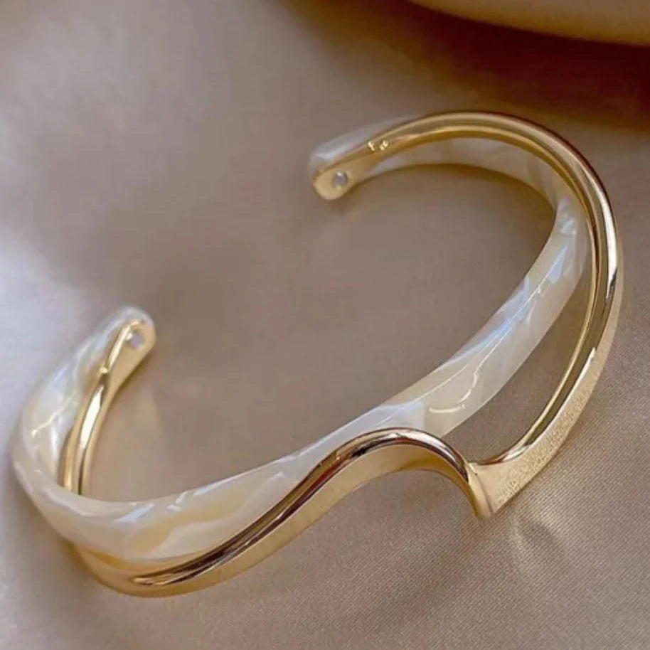 Daisy - White Elegant Golden Bracelet